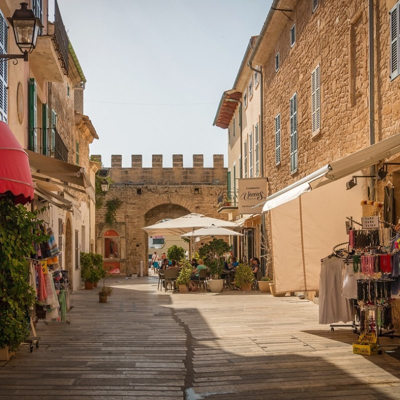 Altstadt auf Mallorca mit Geschäften und Restaurantss